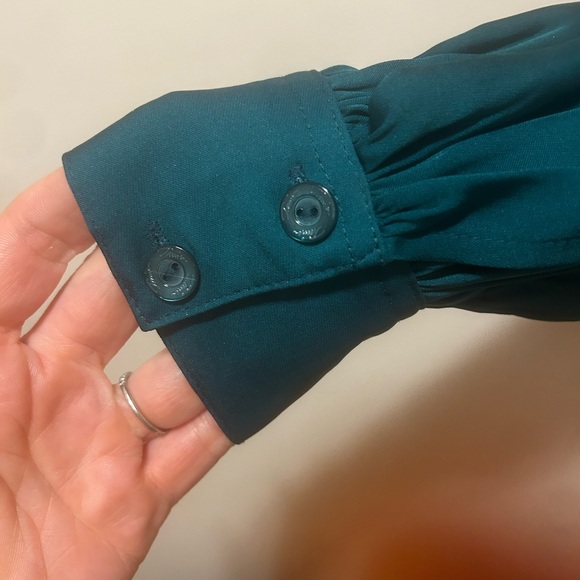 TRINA TURK Stretch Georgette Long Sleeve “Valin” Blouse in Emerald - NWOT - Picture 5 of 11